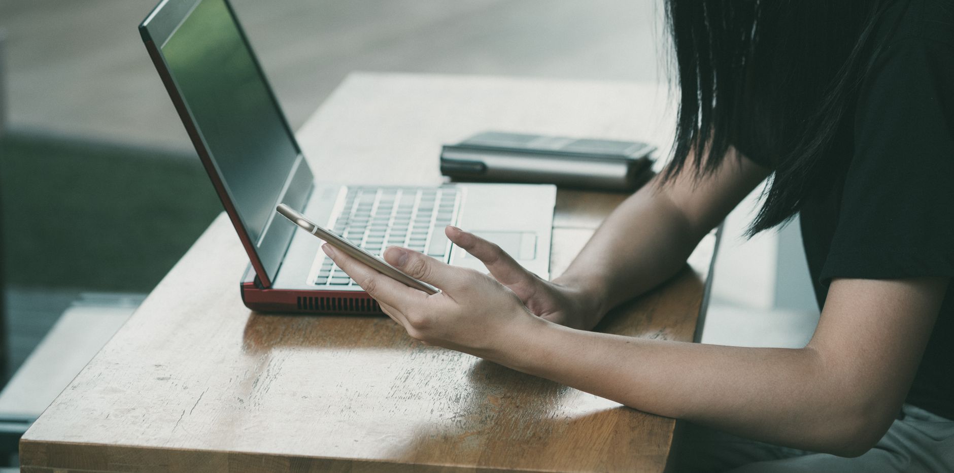 Personne qui consulte son telephone au bureau