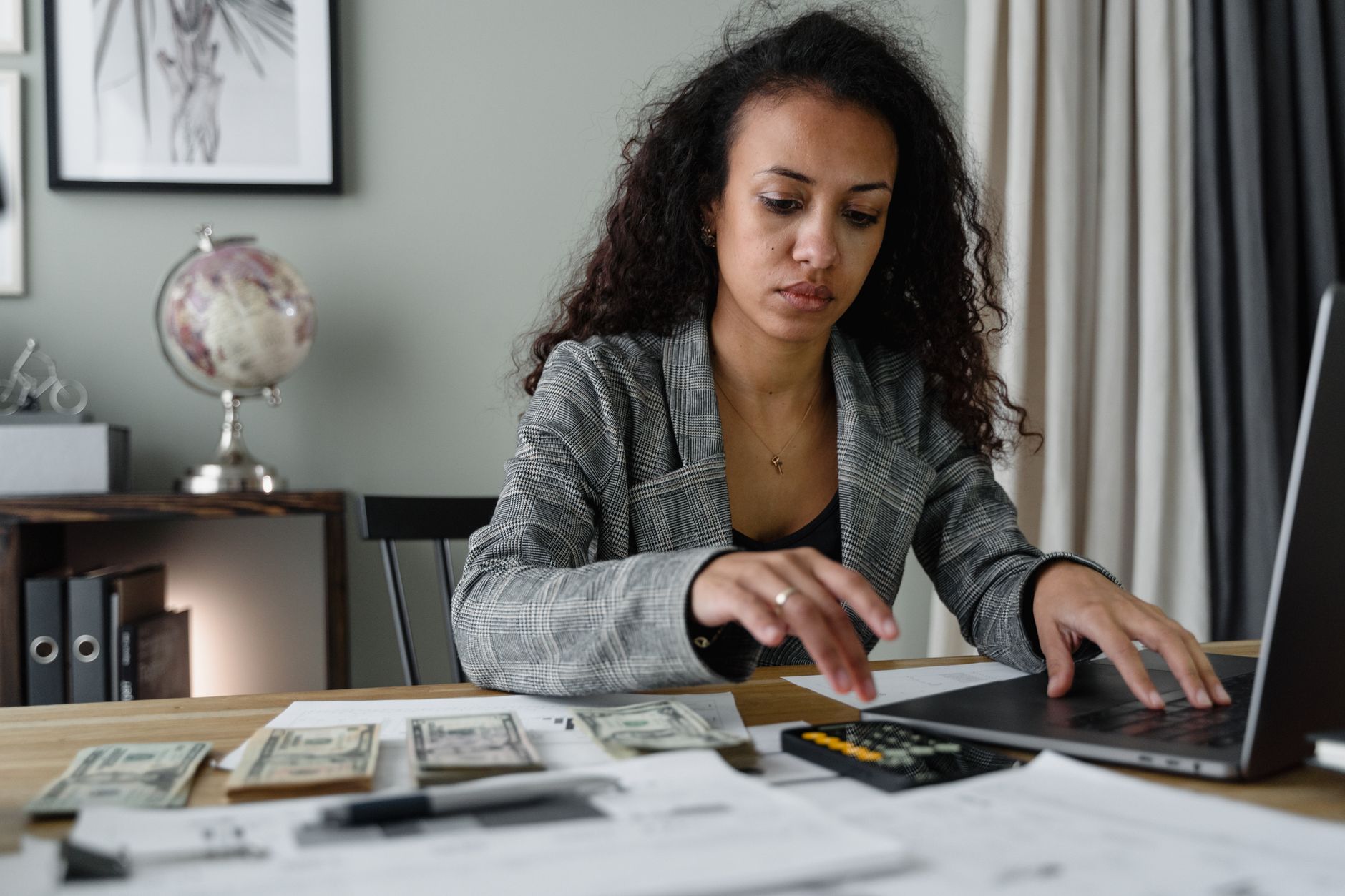 Professionnelle qui calcule un budget de projet web