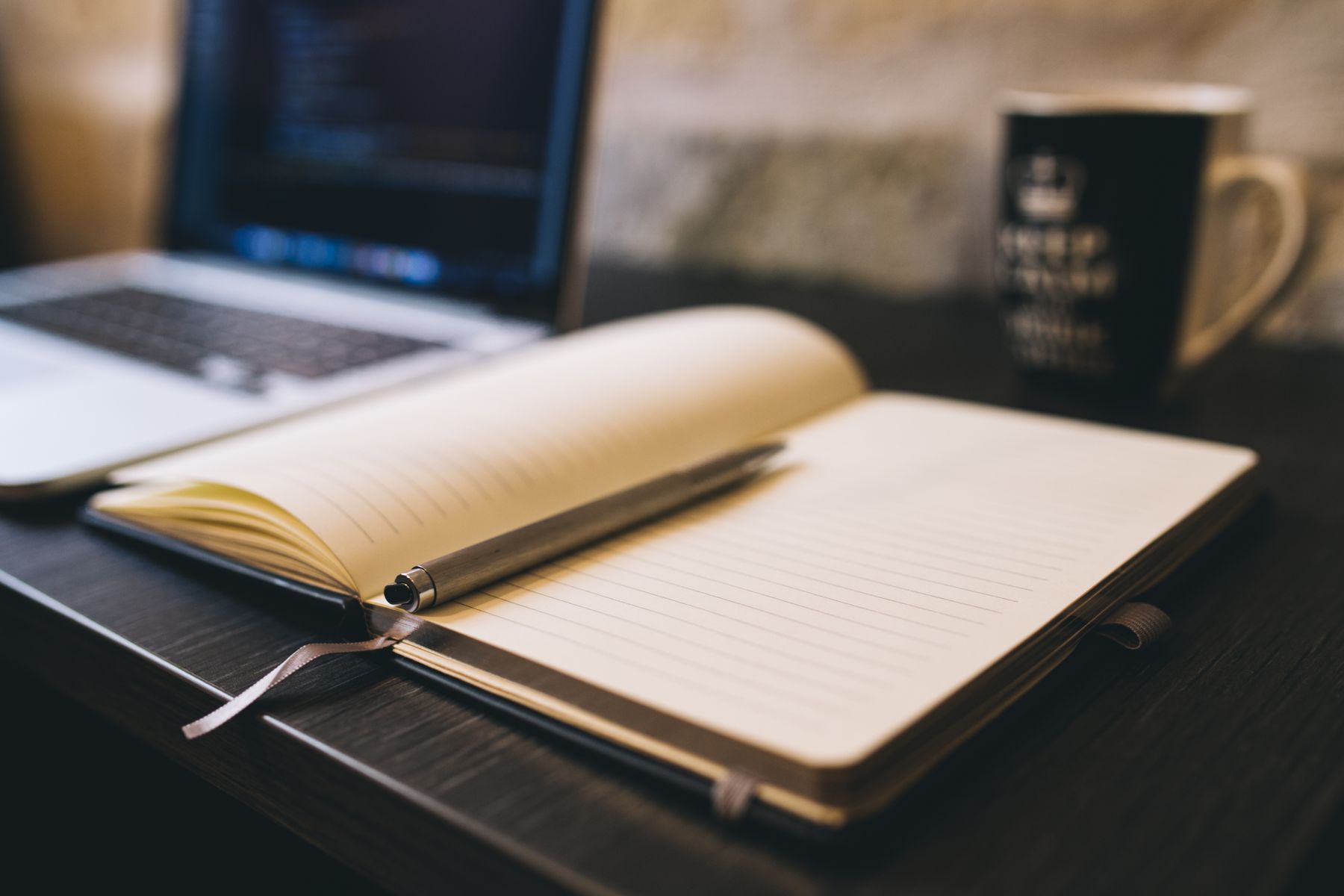 Café et carnet de notes à côté du clavier