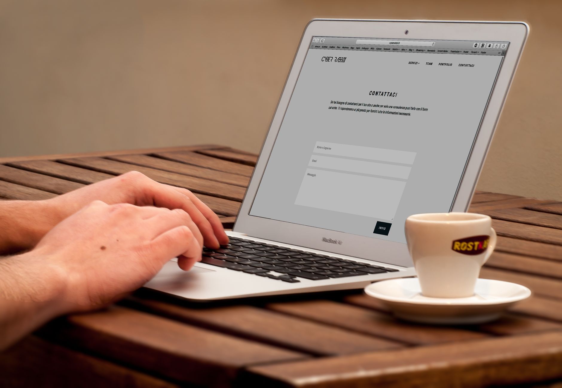 Mains tapant sur un clavier près d’une tasse de café