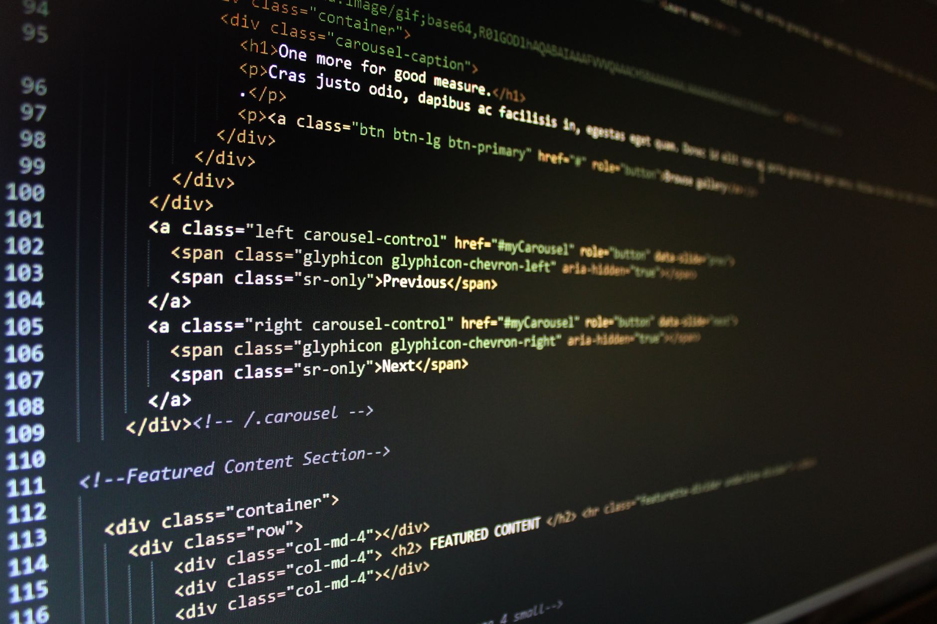 Code source affiché sur un moniteur