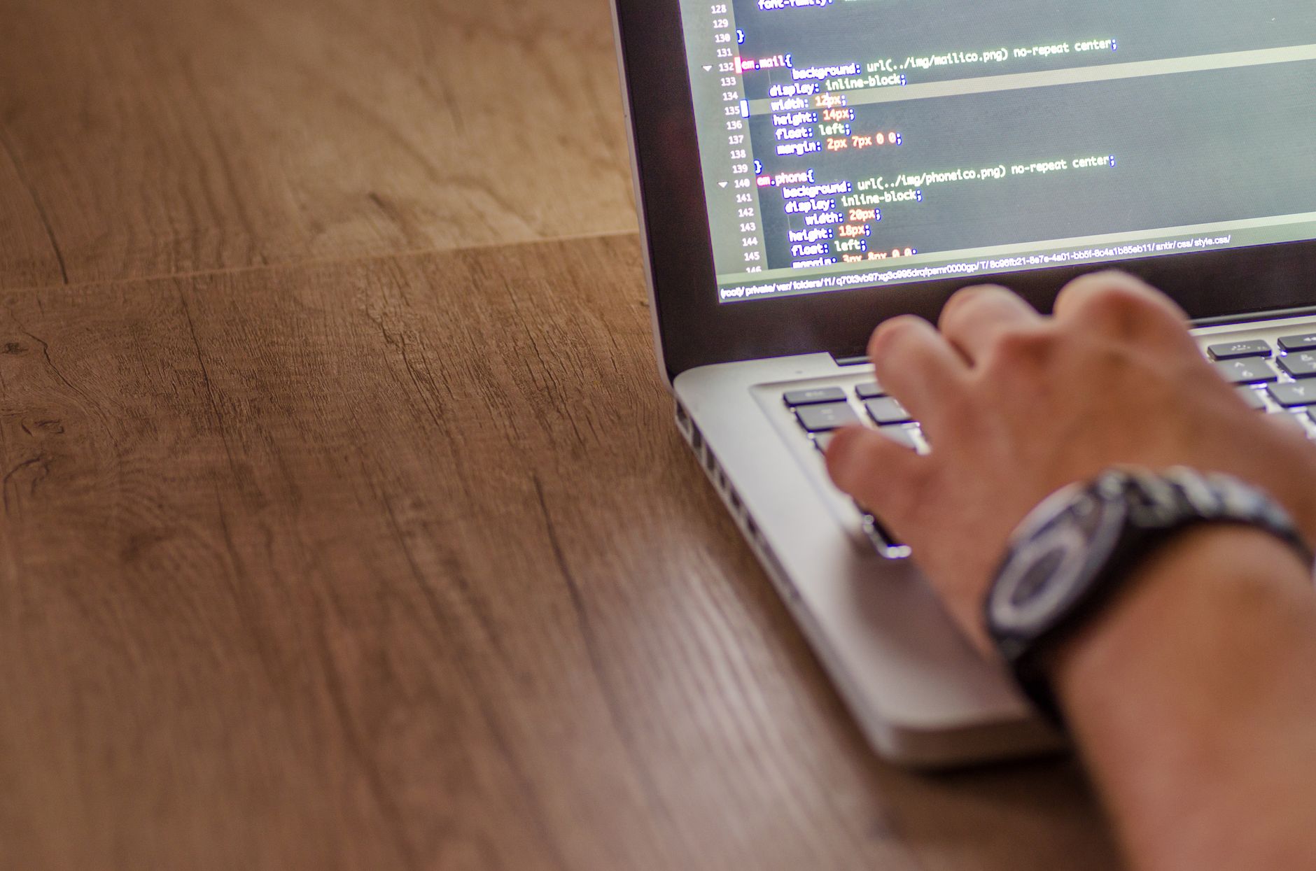 Développeur au travail sur ordinateur portable