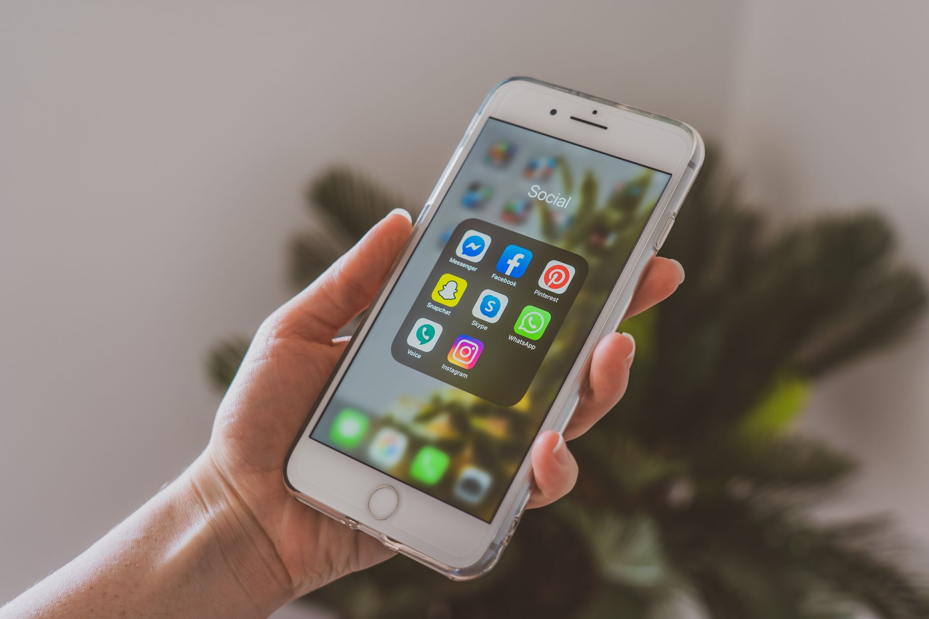 Écran de smartphone affichant des réseaux sociaux