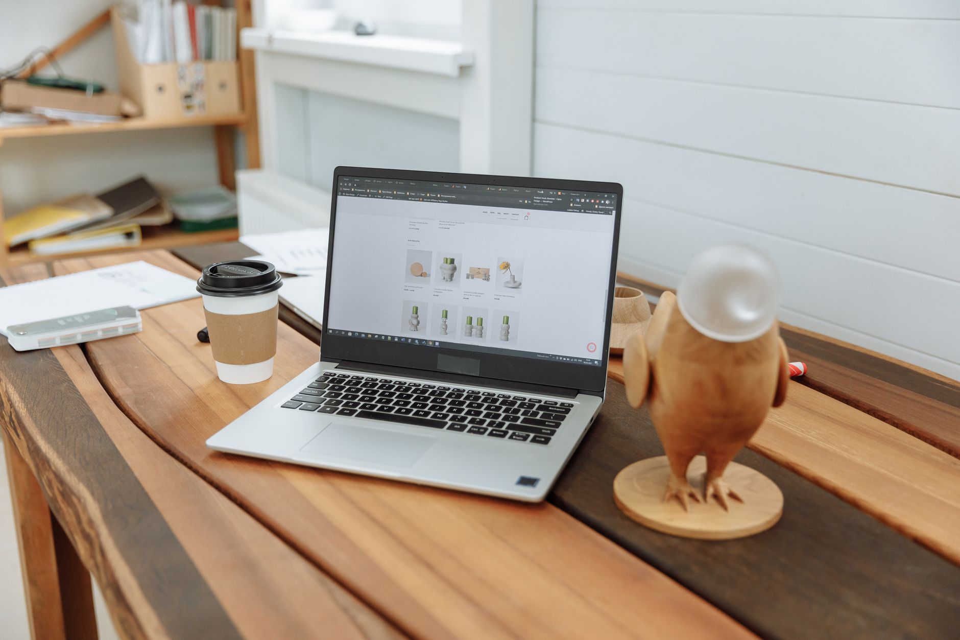 Espace de travail contemporain avec ordinateur portable
