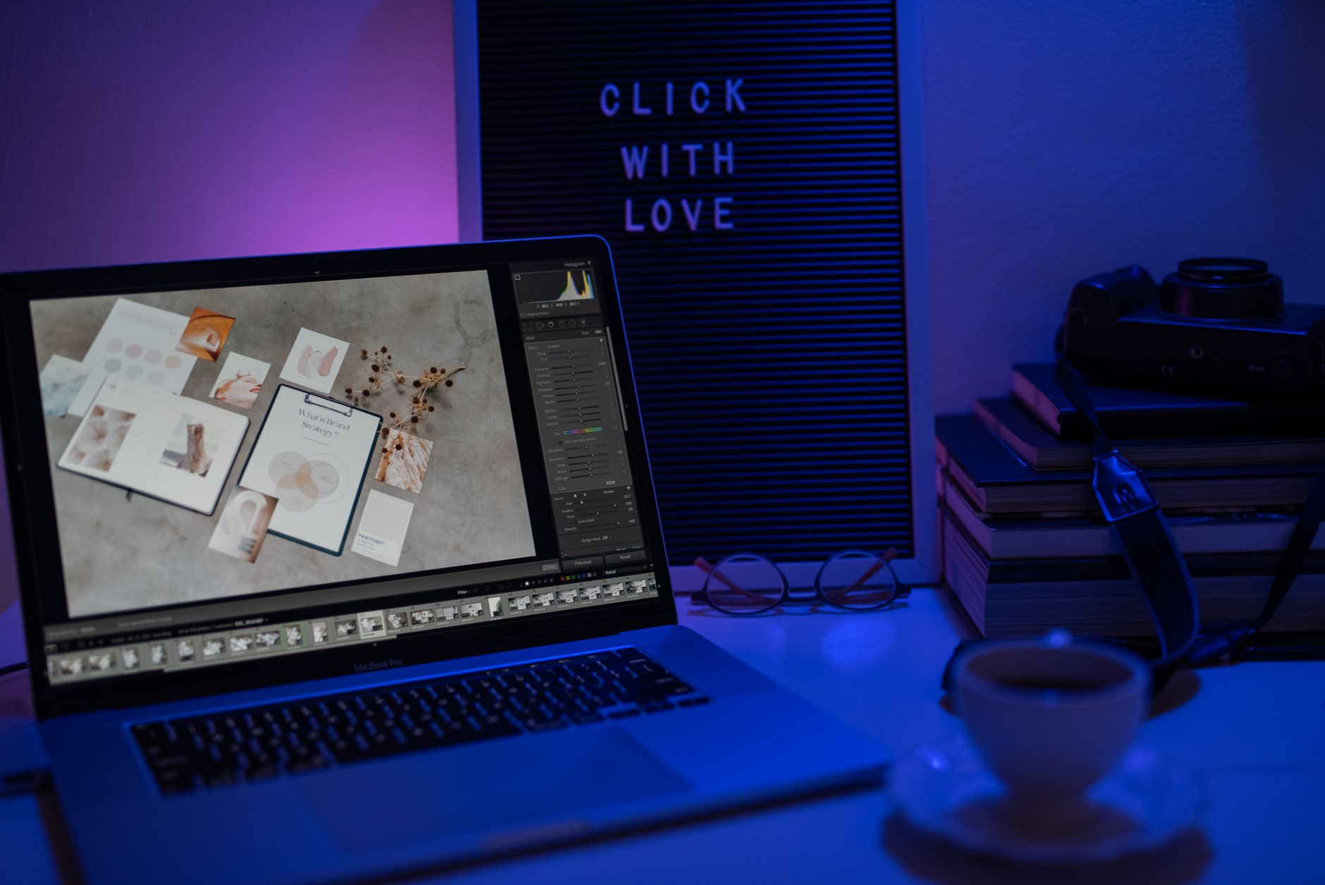 Espace de travail avec ordinateur appareil photo et livres