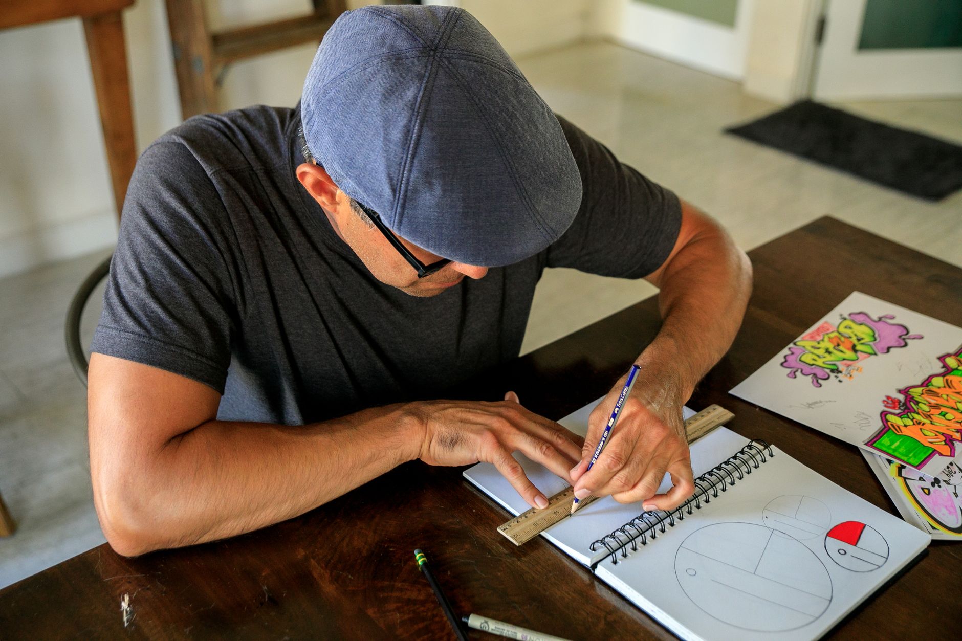Esquisse de logo au crayon sur papier
