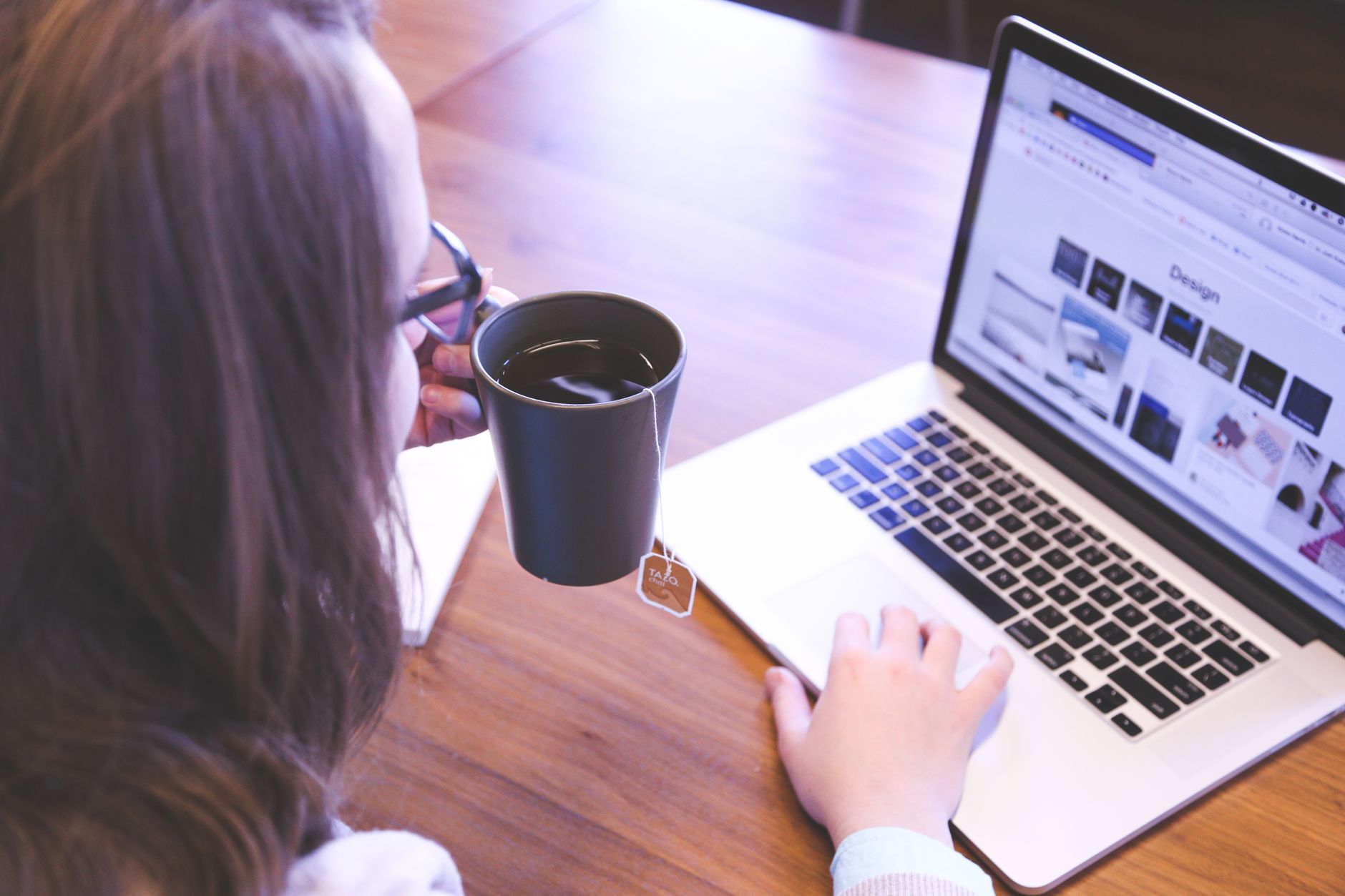 Femme qui consulte son site sur ordinateur portable