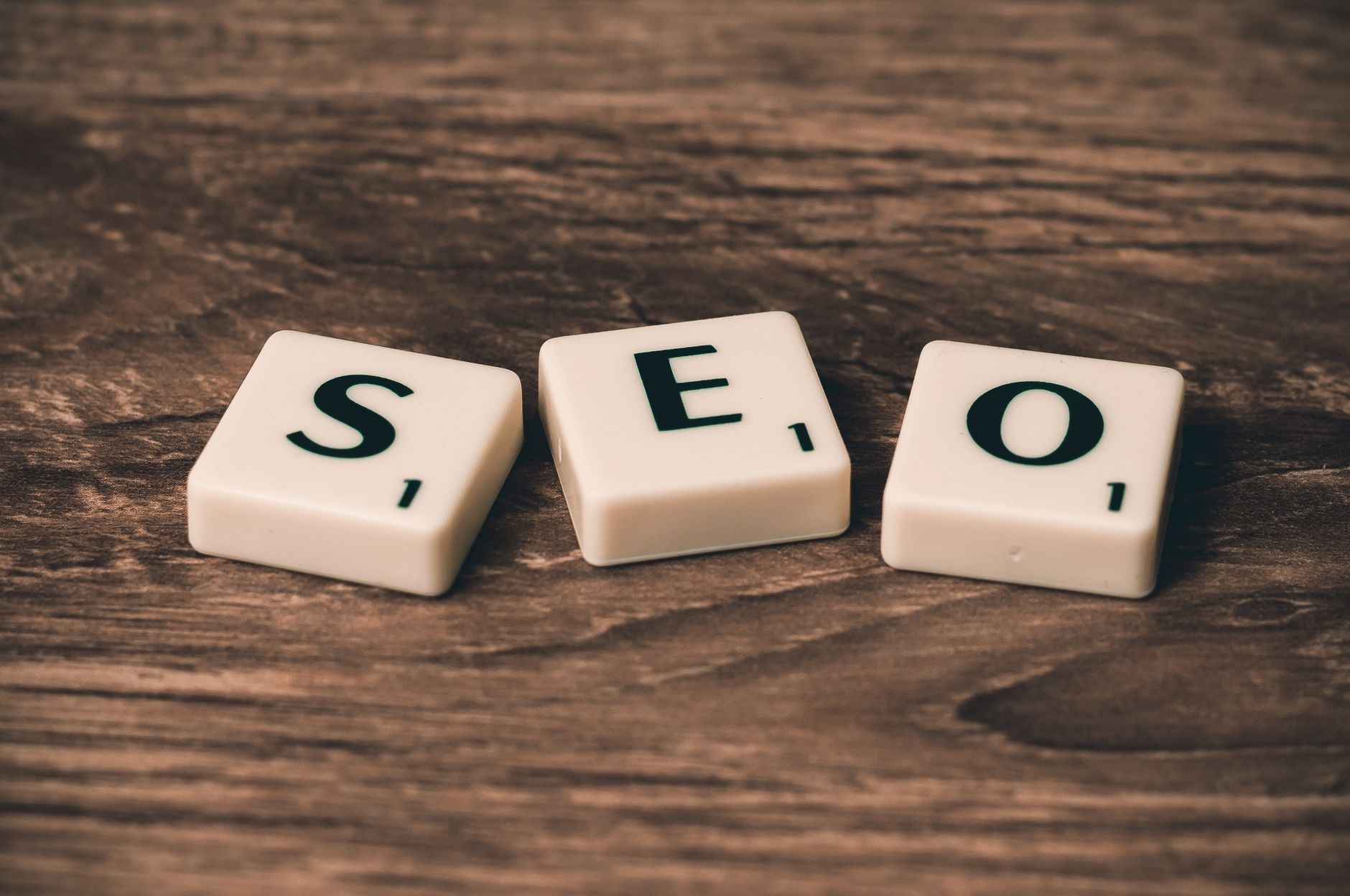 Lettres de Scrabble formant le mot SEO