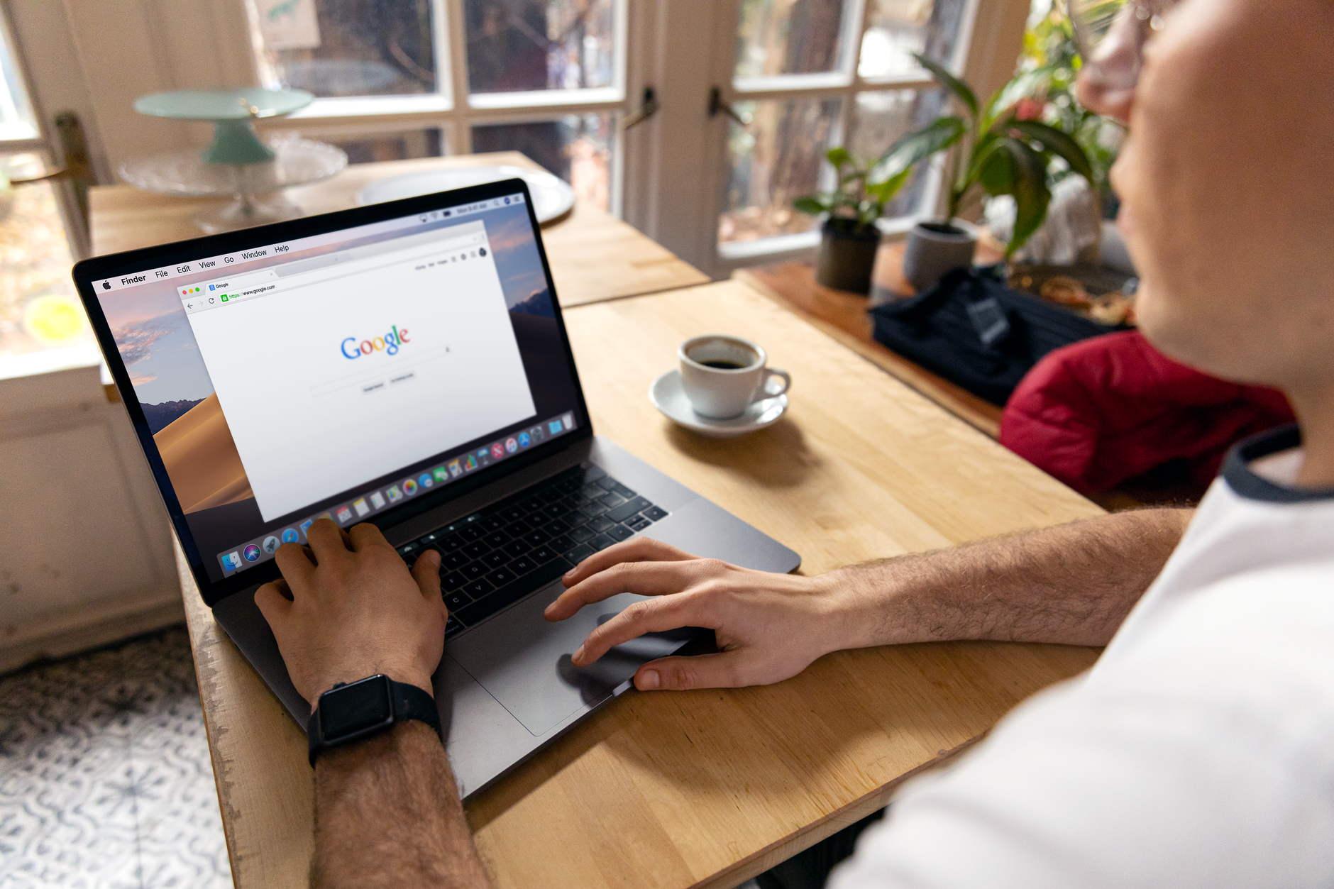 Personne naviguant sur internet avec un cafe a cote