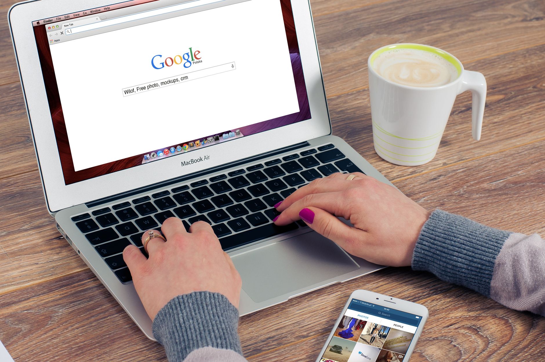 Mains qui tapent une recherche Google sur un ordinateur