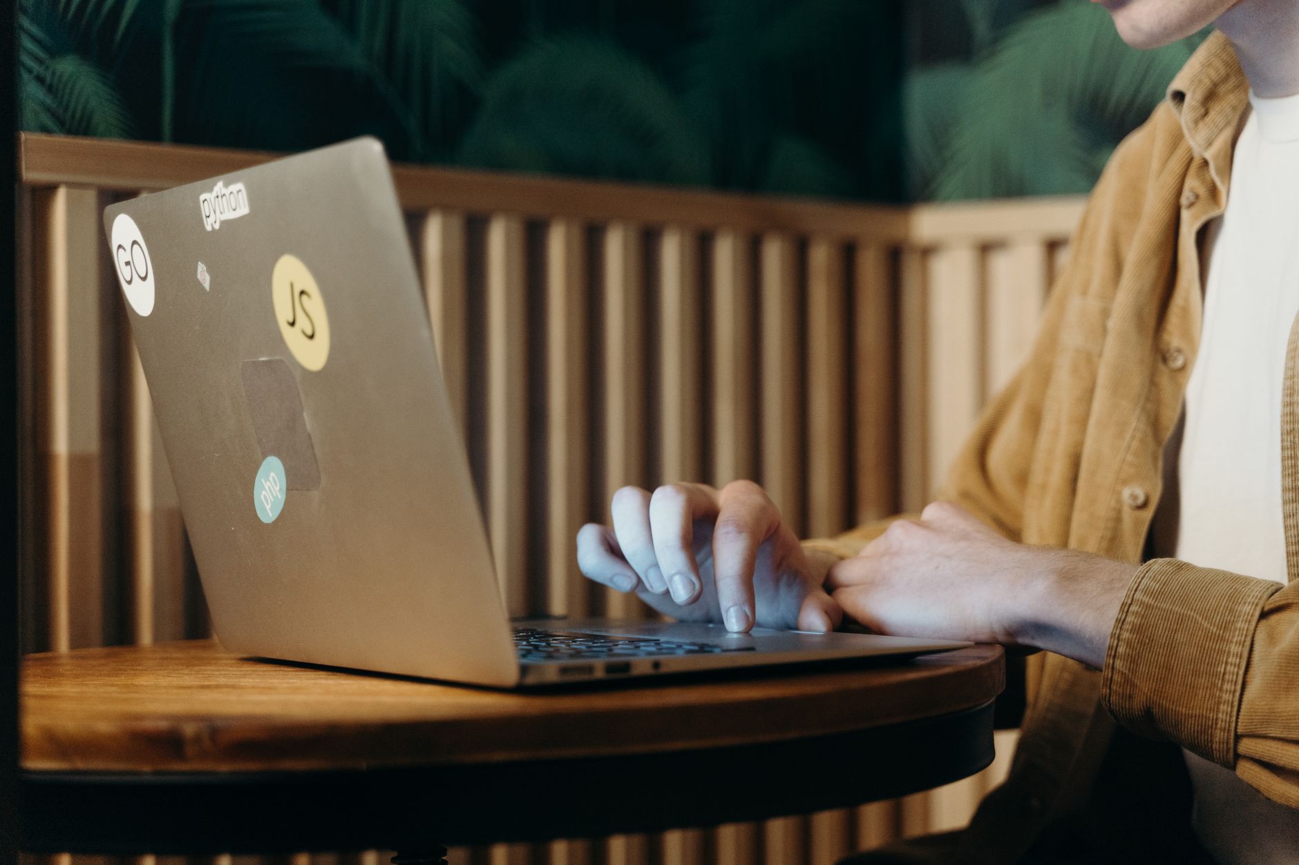 Independant qui travaille sur un ordinateur portable en cafe