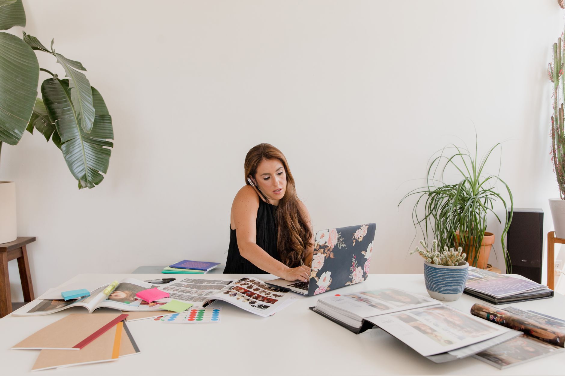 Indépendante au travail devant son ordinateur portable
