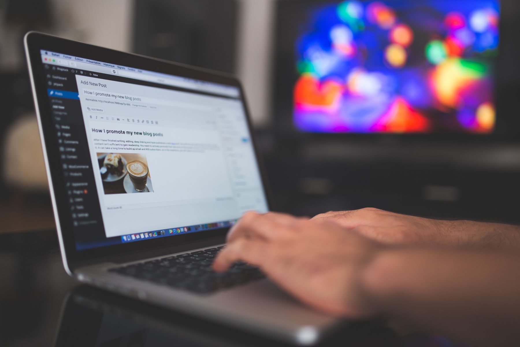 Gros plan sur des mains qui tapent au clavier
