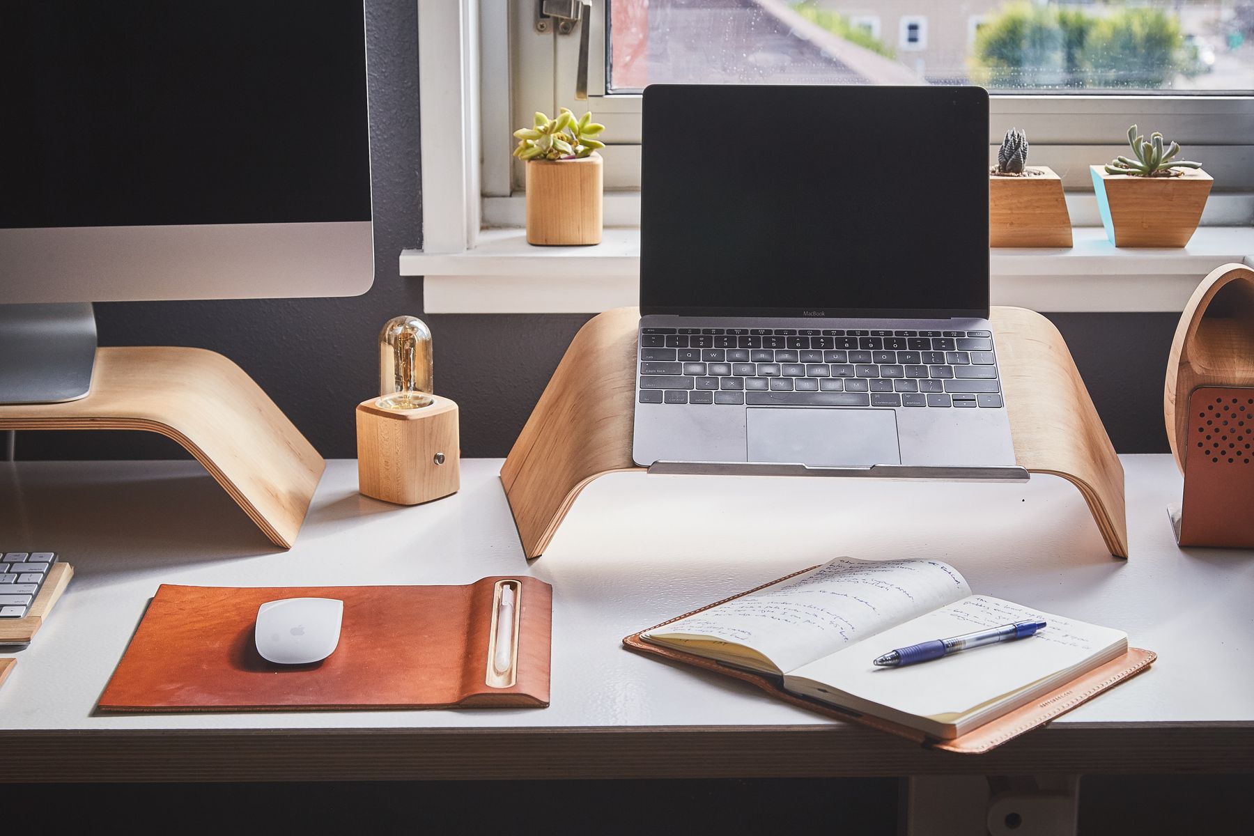 Ordinateur portable éteint posé sur un bureau