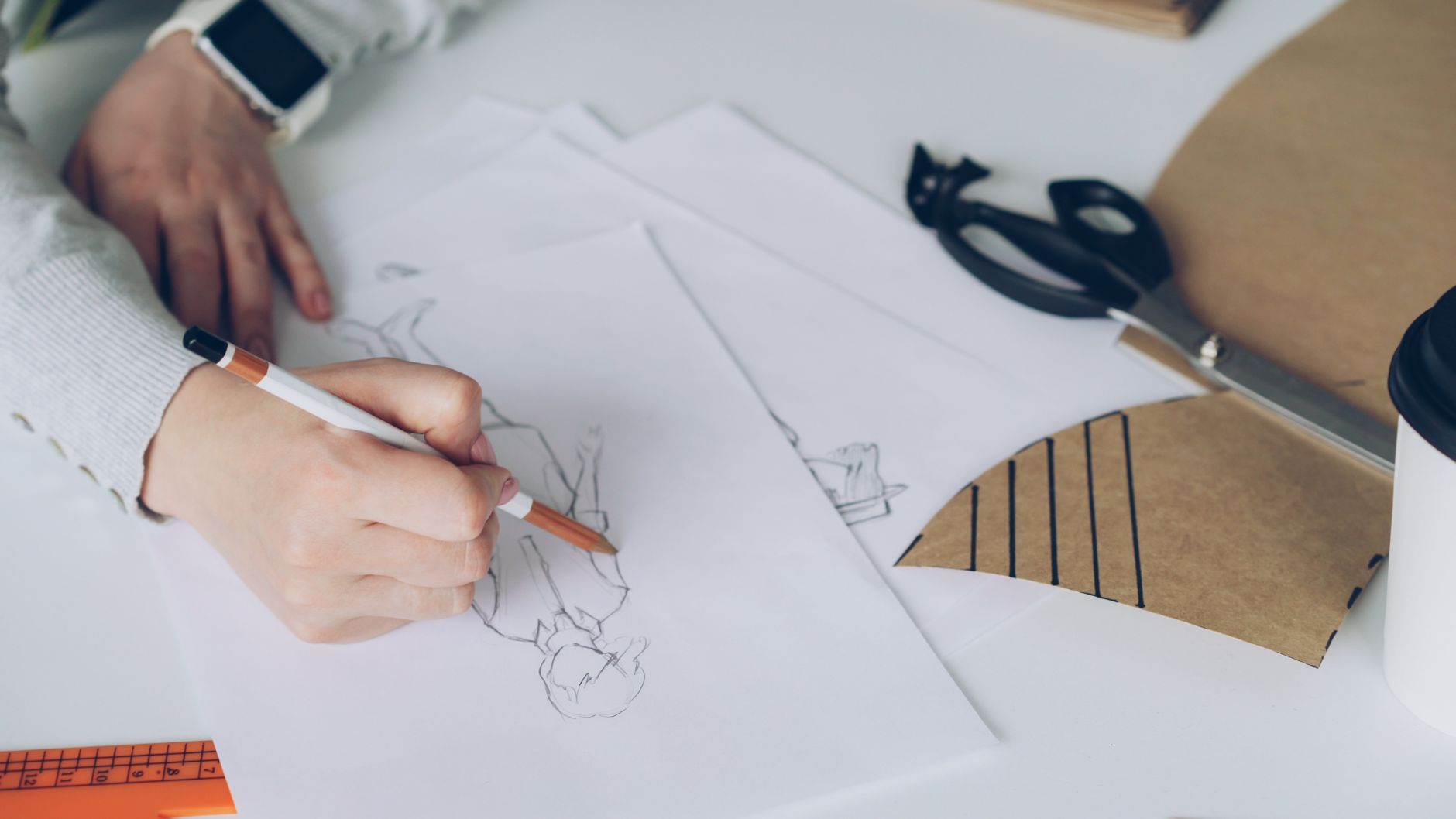 Recherches graphiques étalées sur un bureau