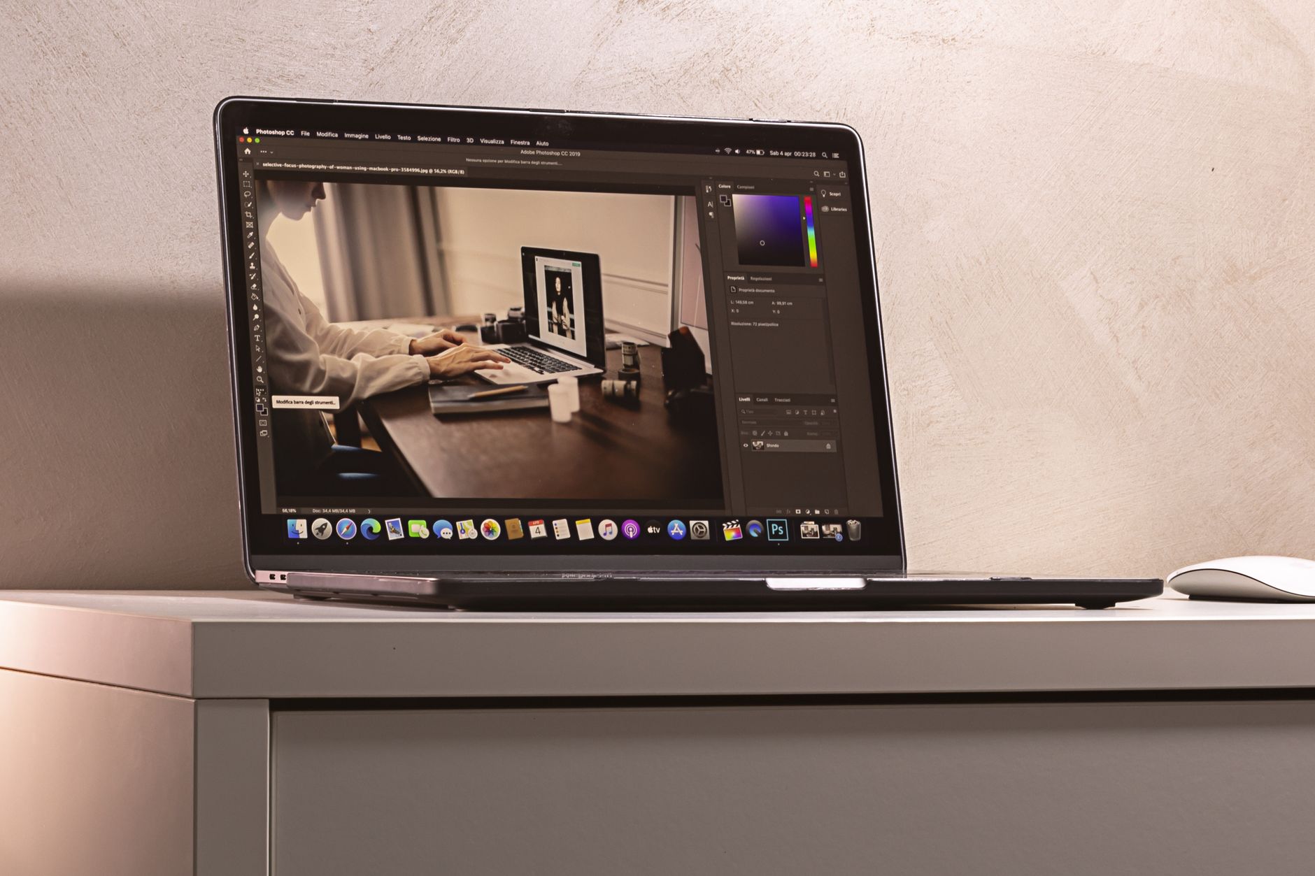 Retouche photo sur ordinateur portable pour un portfolio