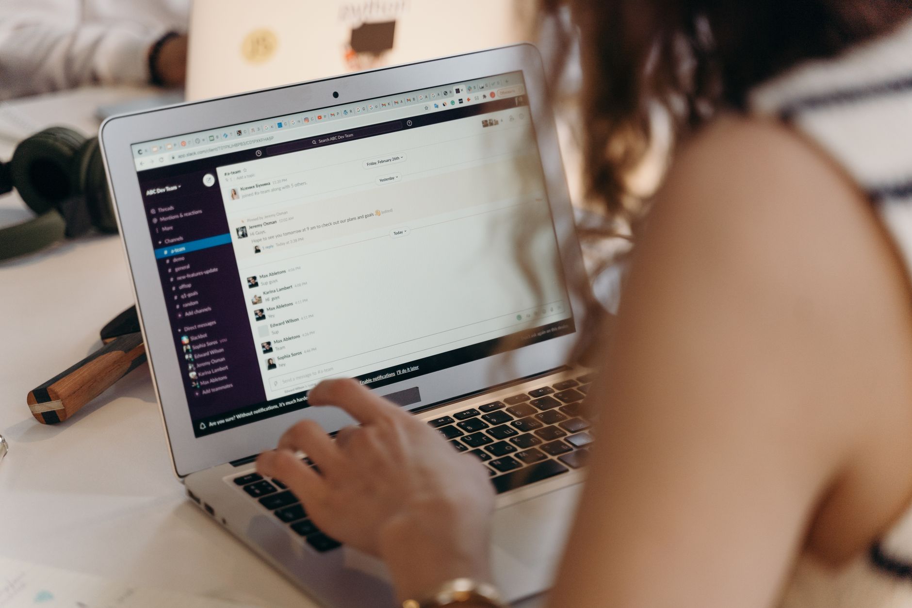 Femme d’affaires devant son ordinateur au bureau