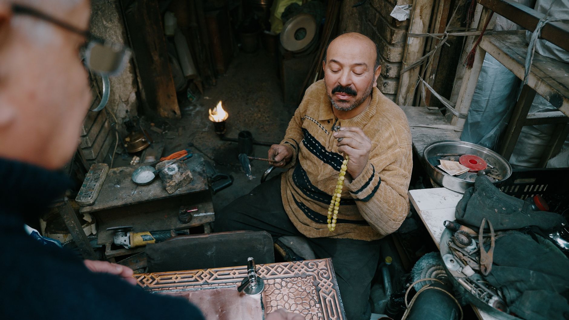 Artisan au travail dans son atelier
