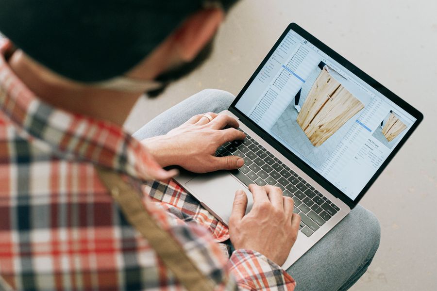 Artisan qui consulte son site dans son atelier