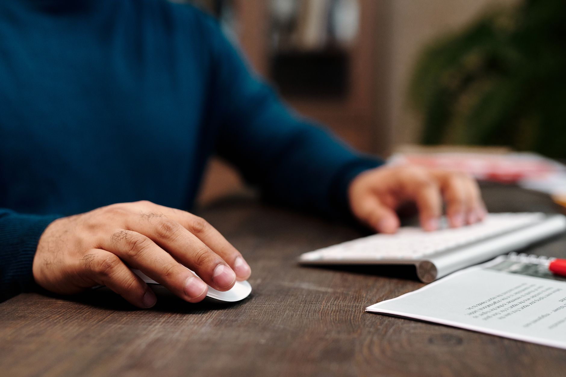 Mains sur un clavier devant un écran de bureau