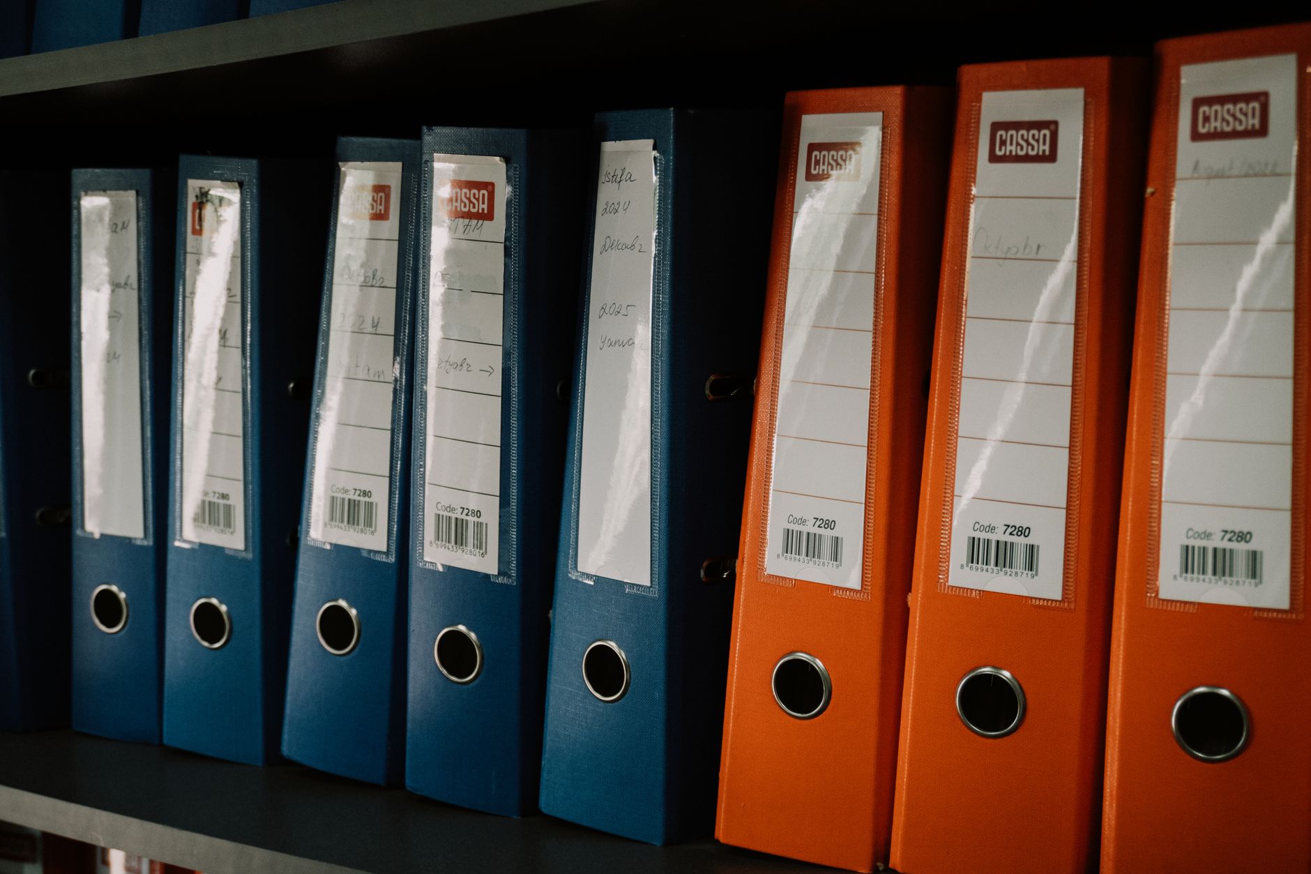 Classeurs de bureau rangés sur une étagère