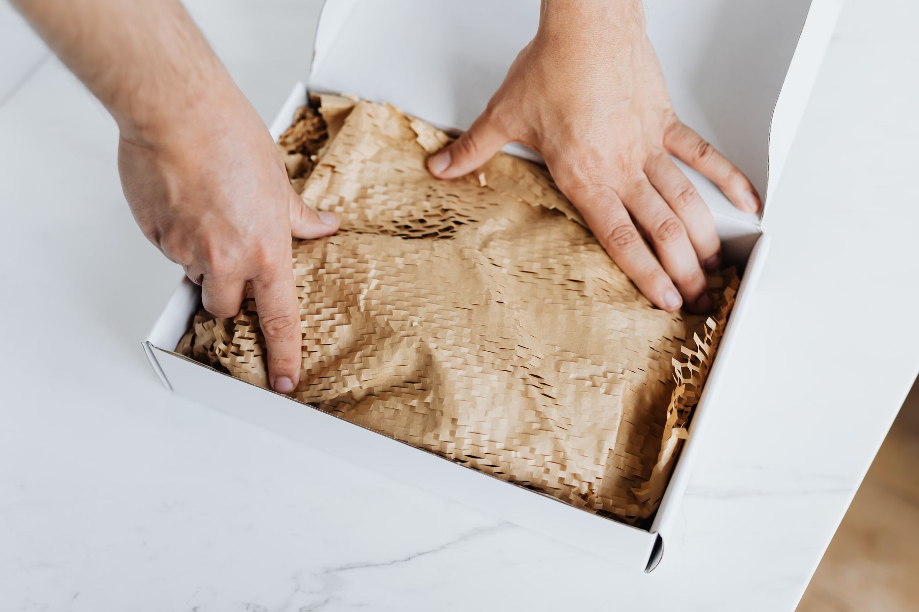 Colis en carton et papier kraft prêt à expédier