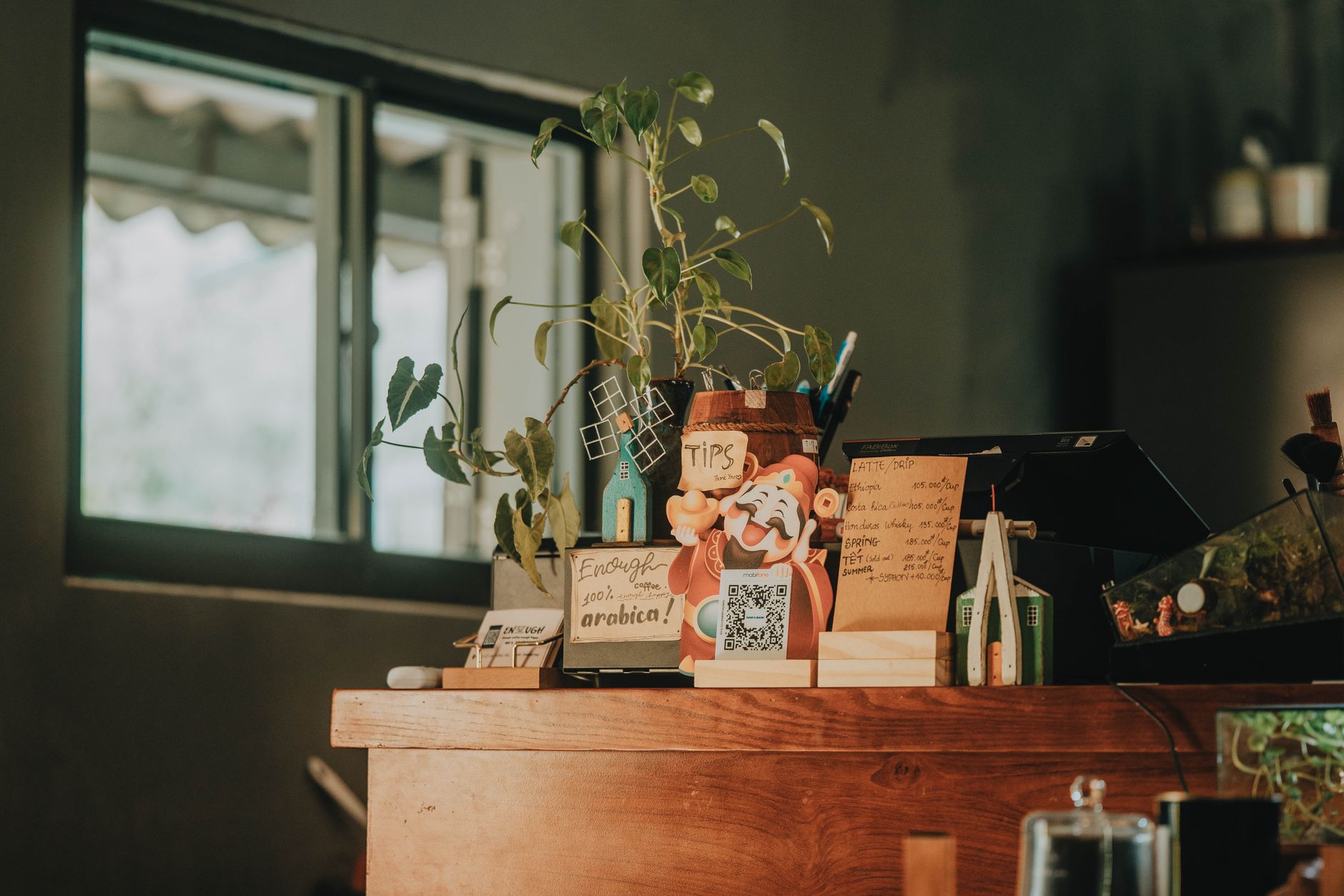 Comptoir d’un petit café avec notes manuscrites