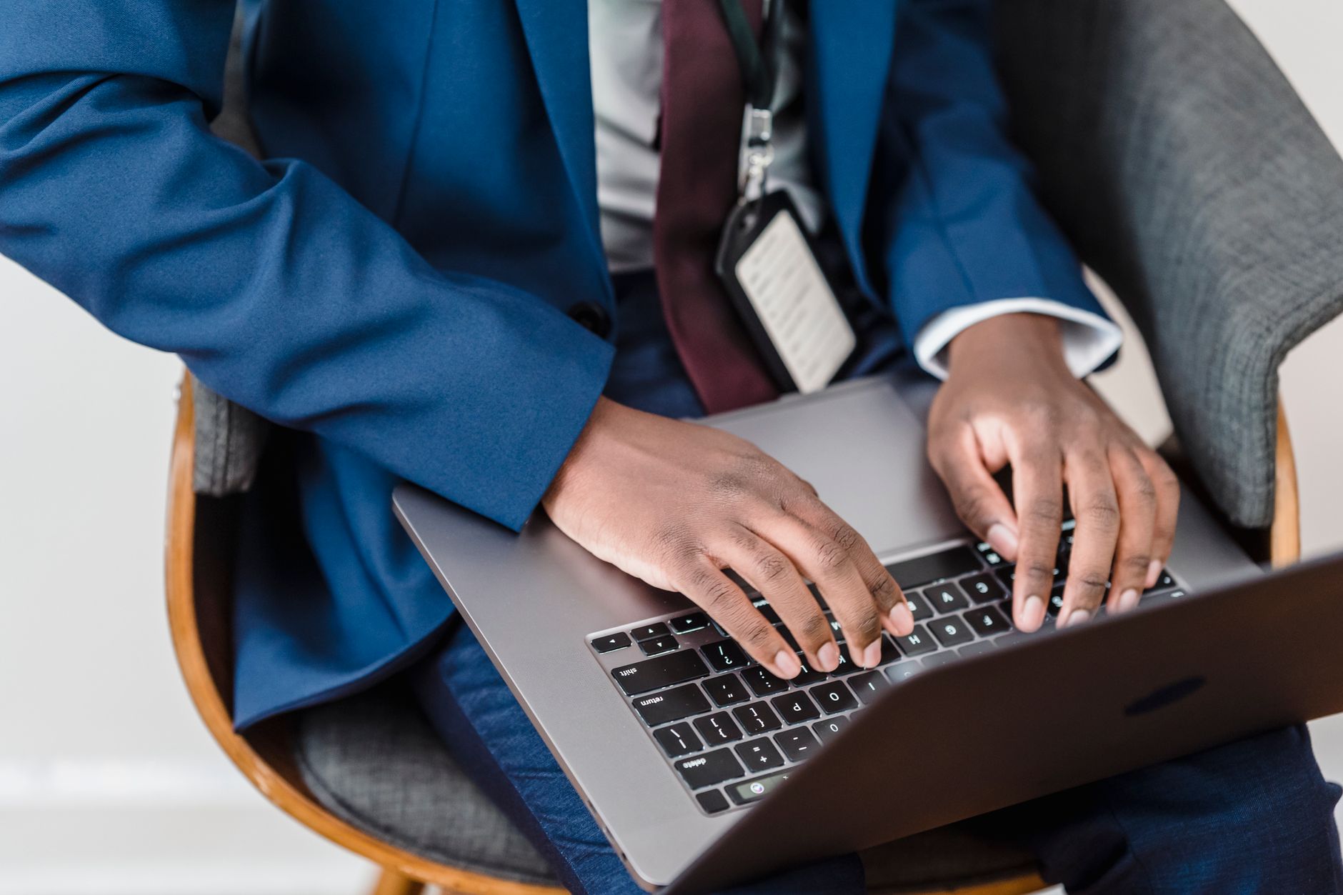 Ordinateur portable ouvert sur un bureau lumineux