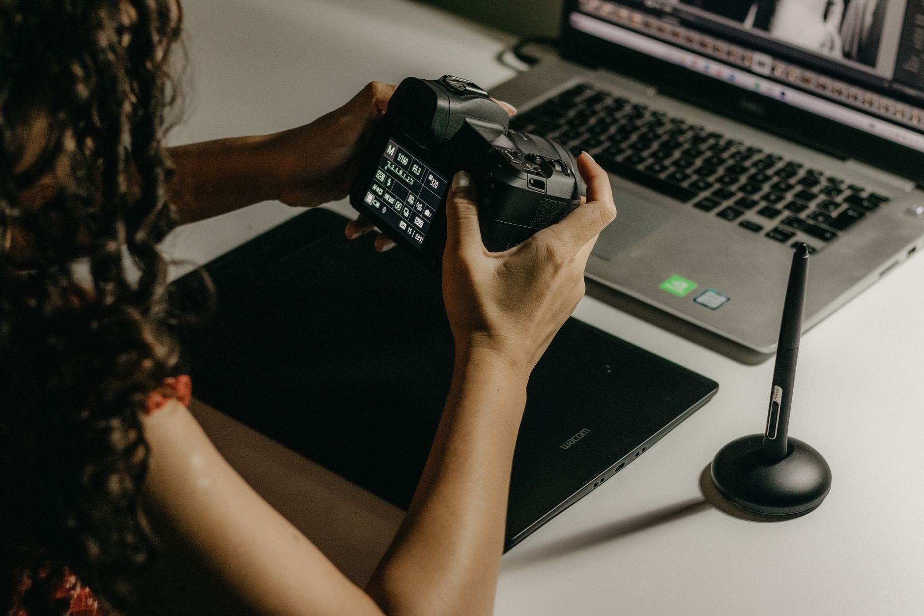 Appareil reflex et tablette graphique pour préparer des photos