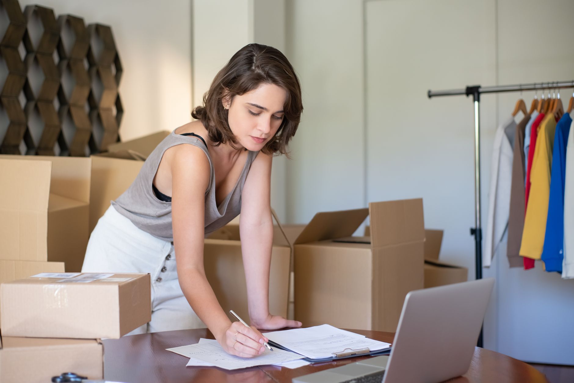 Jeune commerçante gérant sa boutique en ligne depuis son bureau