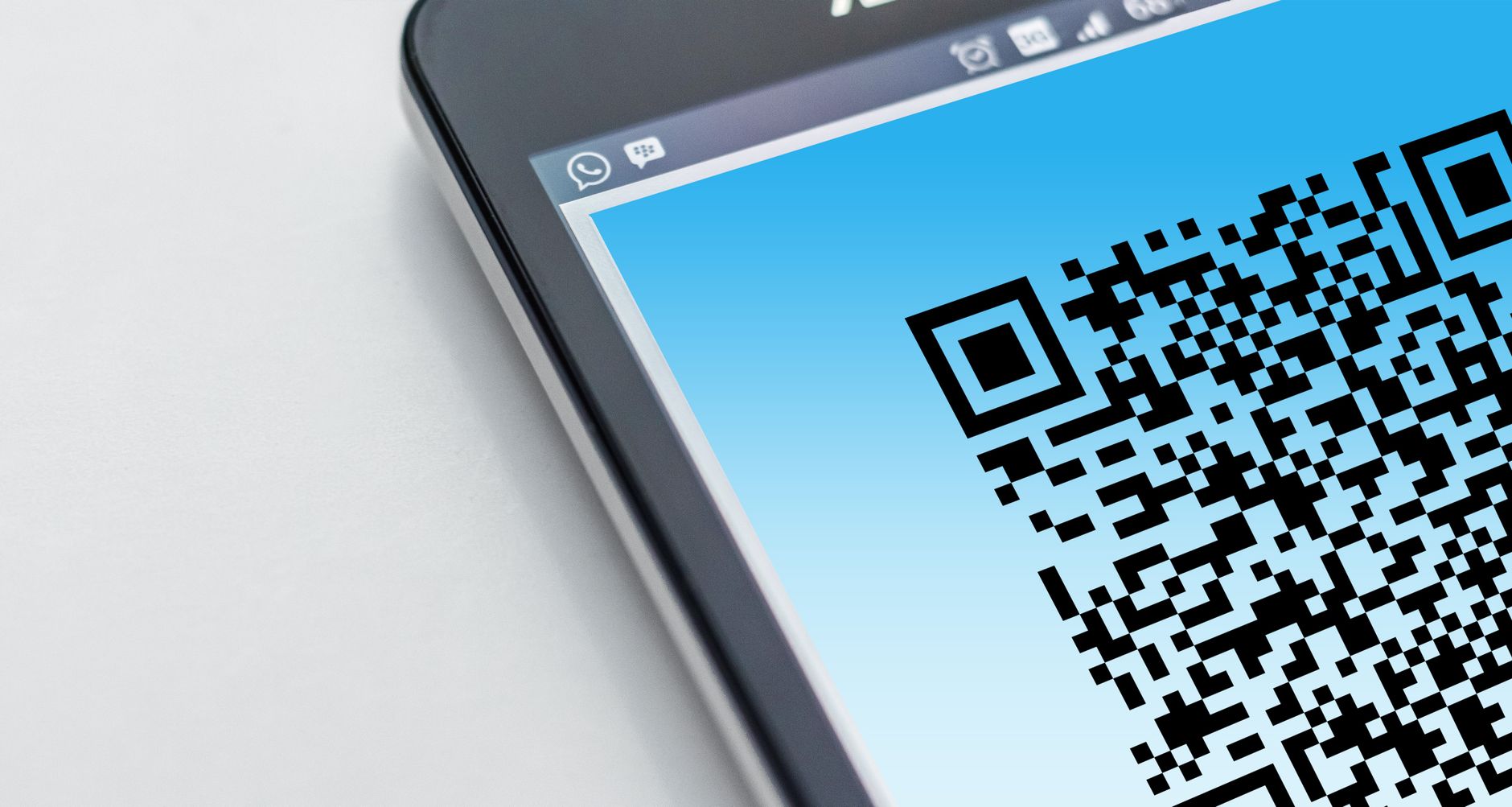Smartphone affichant un QR code en gros plan