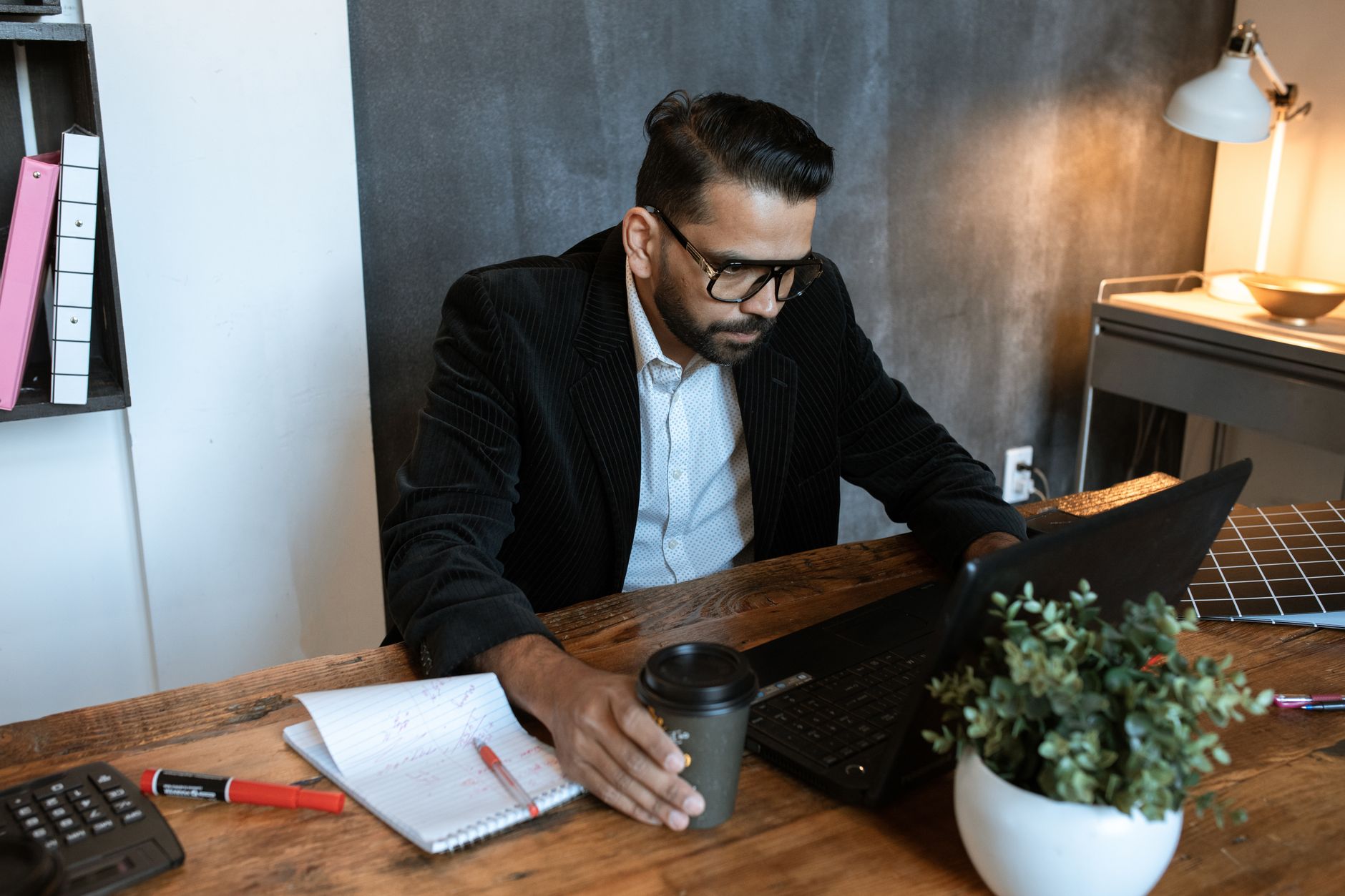 Homme concentré devant son ordinateur portable