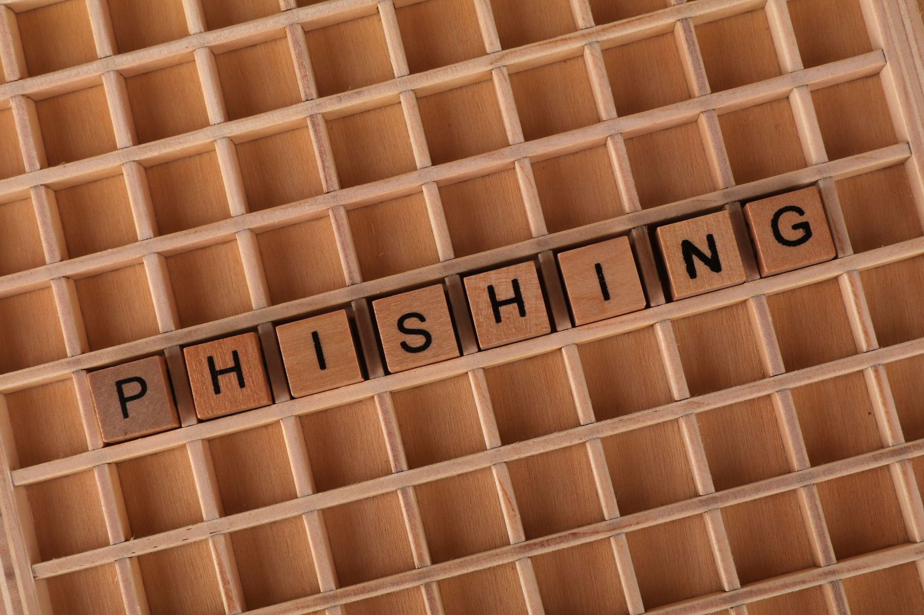 Lettres en bois formant le mot phishing