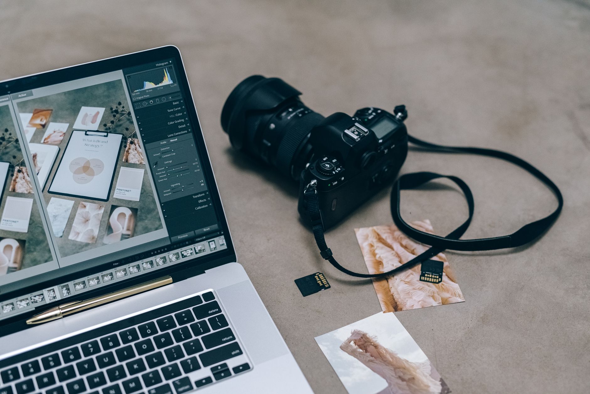 Logiciel de retouche à côté d’un appareil photo et de cartes mémoire
