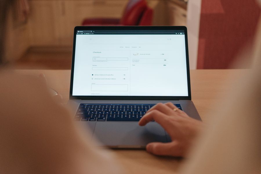 Passage en caisse en ligne sur un écran d’ordinateur