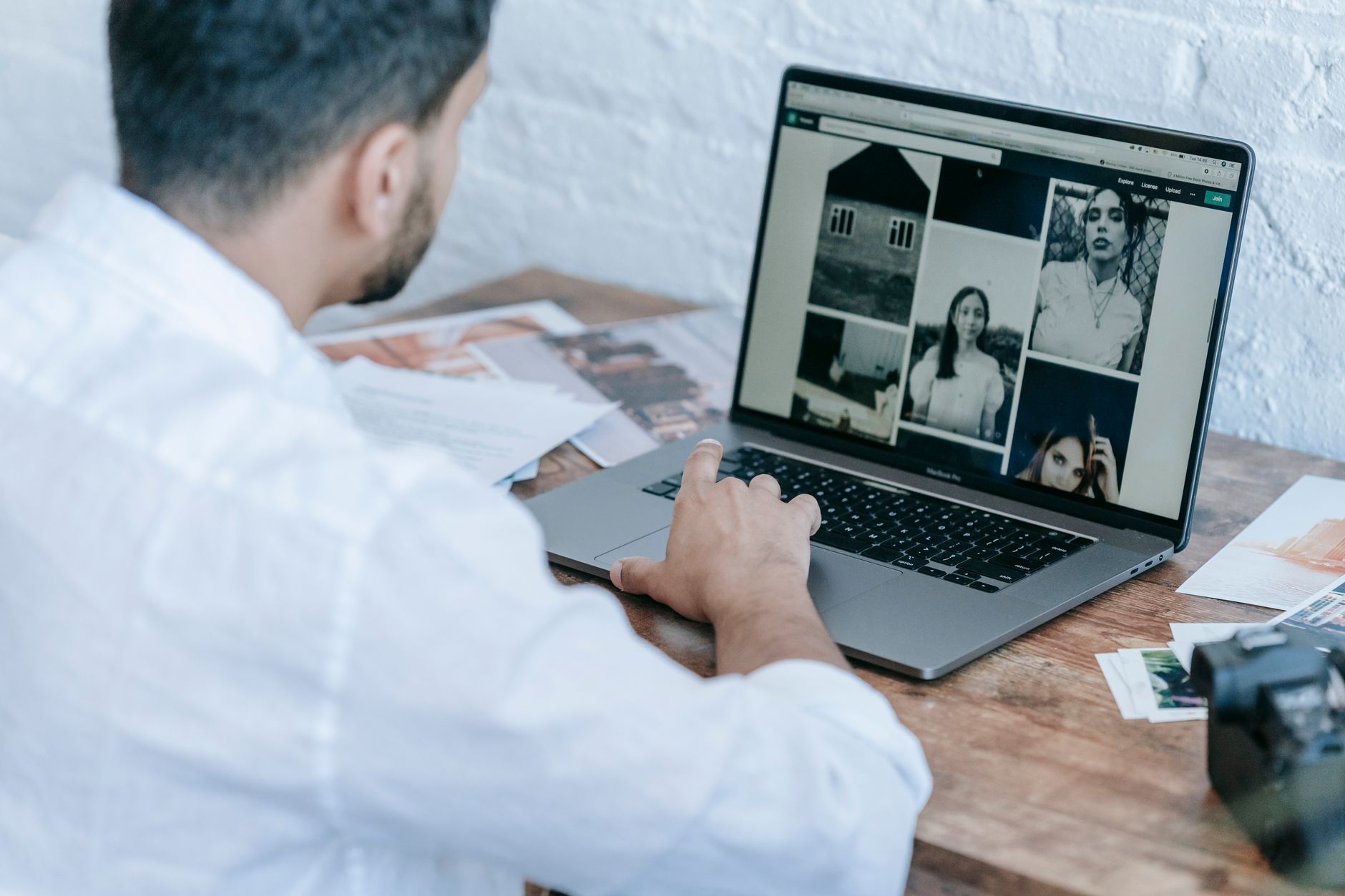 Photographe retouchant des images sur un ordinateur portable