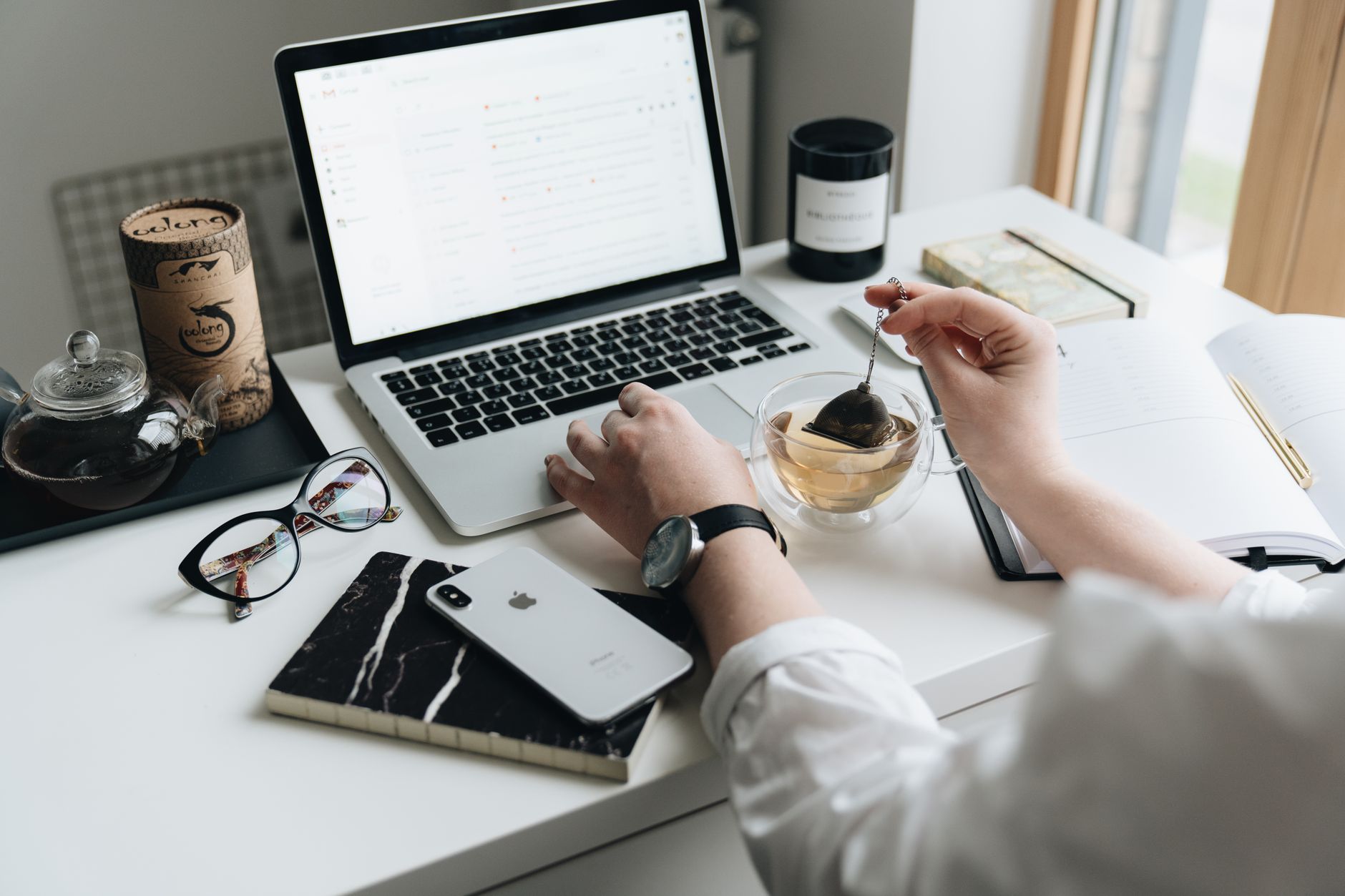 Poste de travail à domicile avec ordinateur et thé