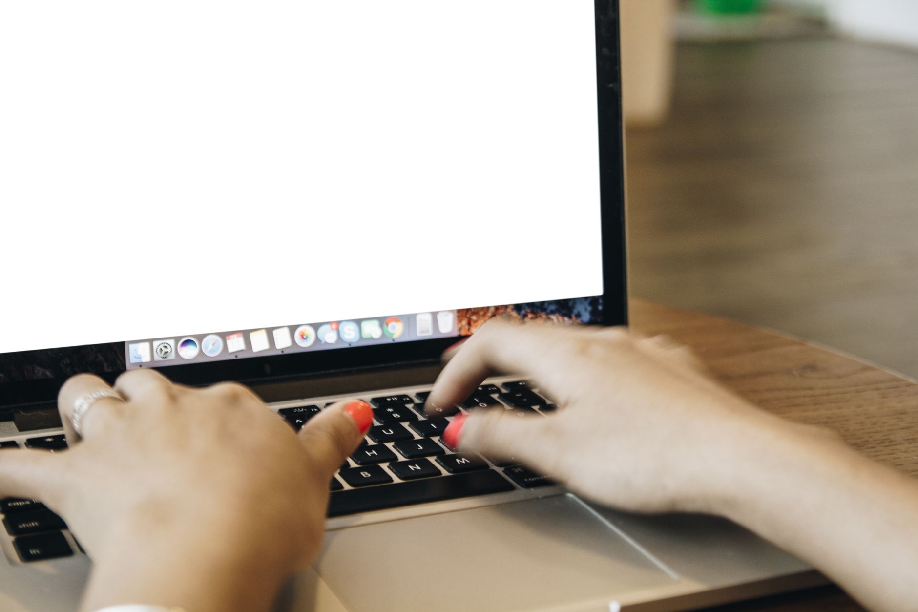 Mains qui tapent sur un ordinateur dans un bureau à domicile