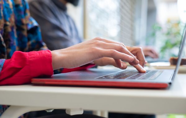 Comment retrouver un mail archivé dans Gmail ou Outlook ?