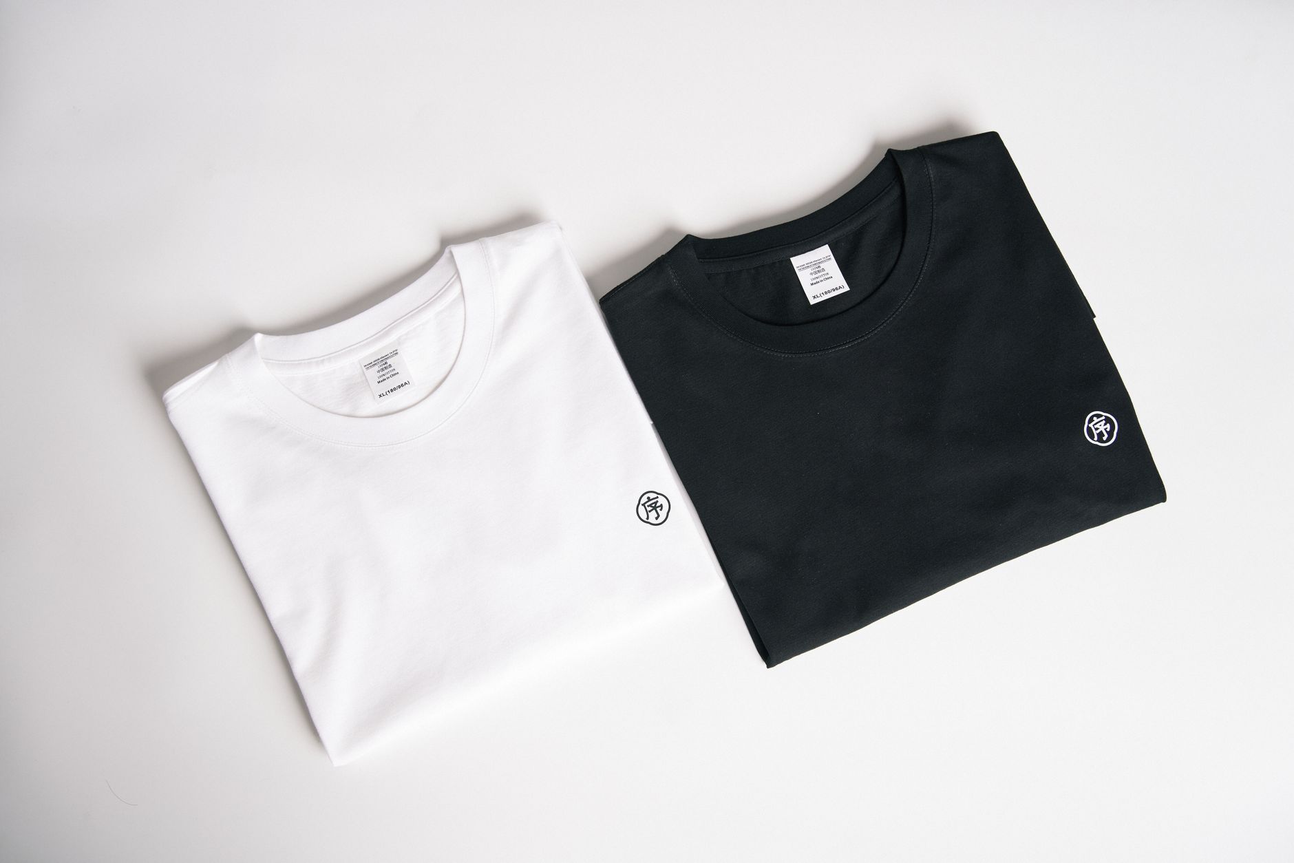 Deux t-shirts pliés, un noir et un blanc